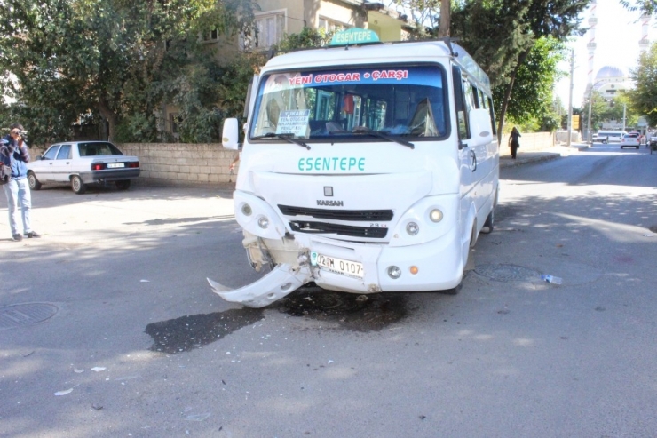Yolcu Minibüsü İle Otomobil Çarpıştı: 4 Yaralı