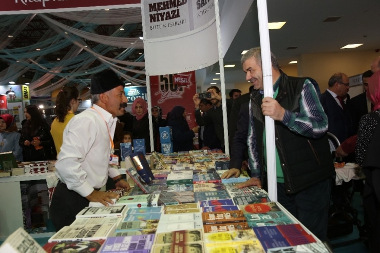 Yazar Yavuz Bahadıroğlu, “Şu Anda Kitap Fuarı’nda Birincisiniz”