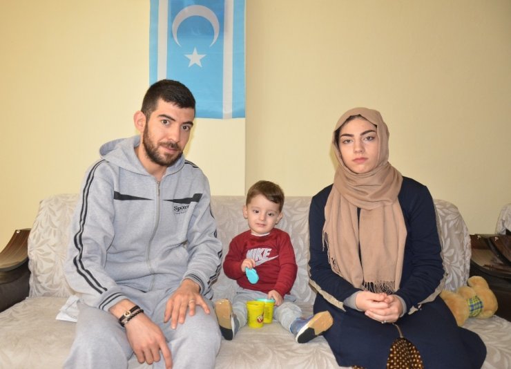 Türkmen Aile Türk Kimlikleri Olmadığı İçin Engelli Bebeklerini Tedavi Ettiremiyor