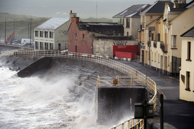 Ophelia Kasırgası İrlanda’yı Vurdu: 3 Ölü