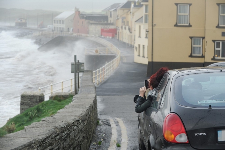Ophelia Kasırgası İrlanda’yı Vurdu: 3 Ölü