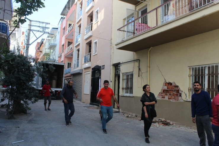 Binalar Tahliye Edildi, Sokakta Kalan Kadınlar Ağladı