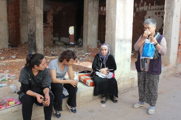 Binalar Tahliye Edildi, Sokakta Kalan Kadınlar Ağladı