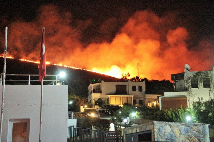 Yangın Nedeniyle Tatil Siteleri Boşaltıldı Ama Korkulan Olmadı