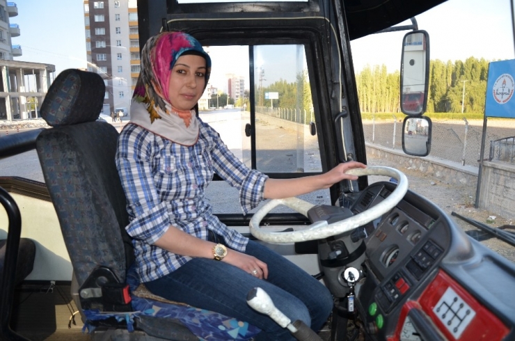 ‘Kadından Şoför Olmaz’ Algısını Yıkmak İçin E Sınıfı Ehliyeti Aldı
