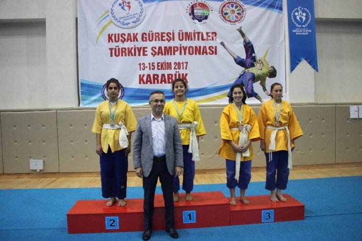 Kuşak Güreşi Ümitler Türkiye Şampiyonası Karabük’te Başladı