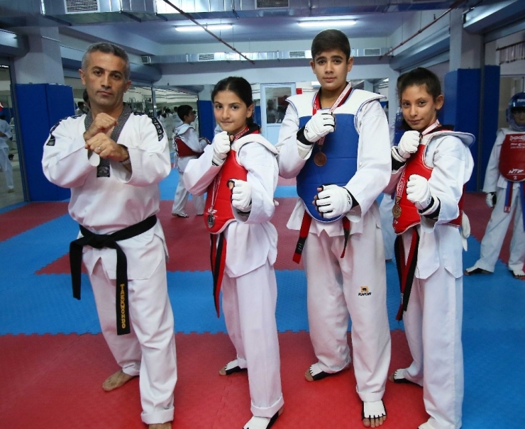 Taekwondo’da Bayraklı’nın Gururu Oldular