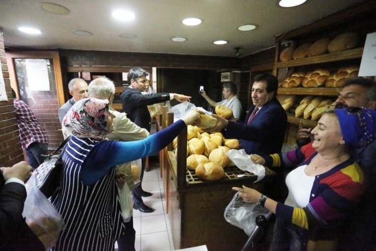 Bursa Valisi Fırında Ekmek Dağıttı