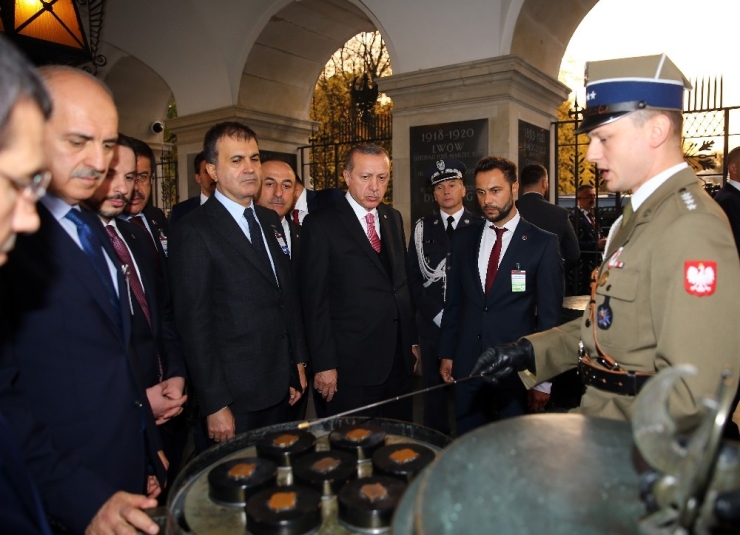 Cumhurbaşkanı Erdoğan, Varşova’da Meçhul Asker Anıtı’nı Ziyaret Etti