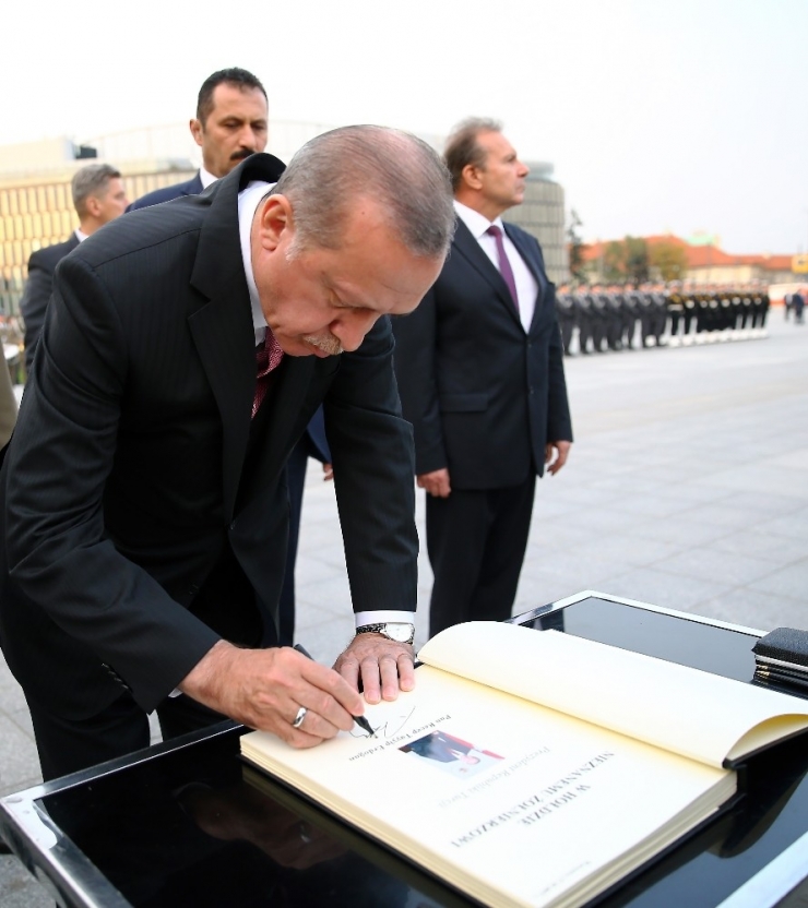 Cumhurbaşkanı Erdoğan, Varşova’da Meçhul Asker Anıtı’nı Ziyaret Etti