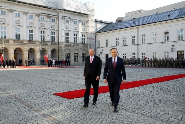 Cumhurbaşkanı Erdoğan, Polonya’da Resmi Törenle Karşılandı