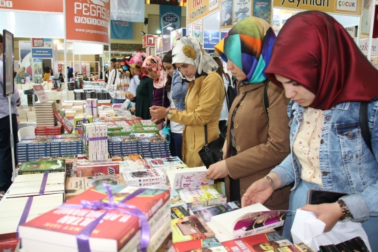 Öğrenciler Uluslararası Kitap Fuarına Katıldı