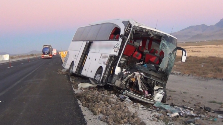Yolcu Otobüsü Kamyona Çarptı: 1 Ölü, 20 Yaralı