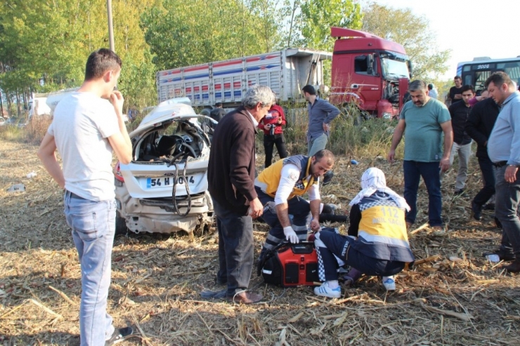 Karşı Yönden Gelen Tıra Çarpan Otomobil Mısır Tarlasına Uçtu: 2 Ölü 1 Ağır Yaralı