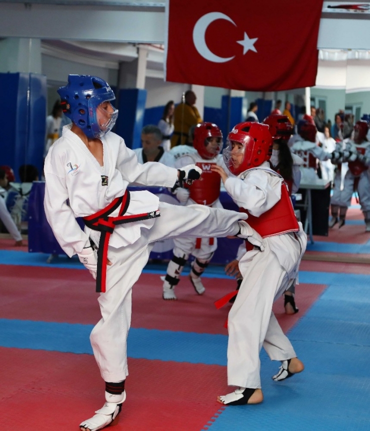 Taekwondo’da Bayraklı’nın Gururu Oldular