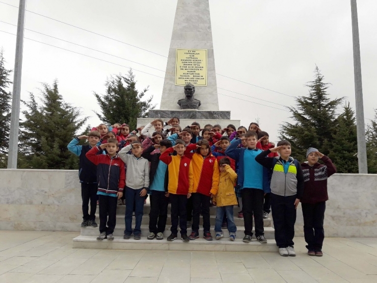 Yozgat’ta Öğrenciler Şehitliği Ziyaret Etti