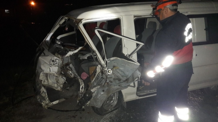 Zonguldak’ta İki Araç Kafa Kafaya Çarpıştı: 2 Yaralı