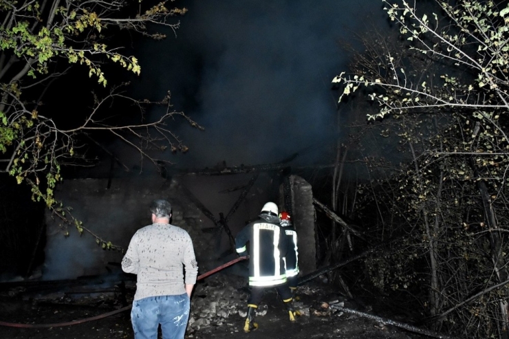 Tosya’da Çıkan Yangında 2 Katlı Ahşap Ev Yandı