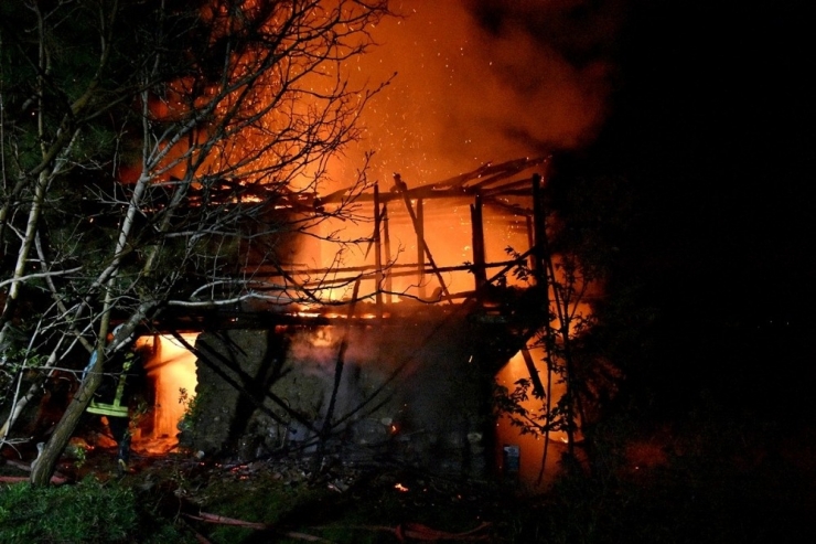 Tosya’da Çıkan Yangında 2 Katlı Ahşap Ev Yandı