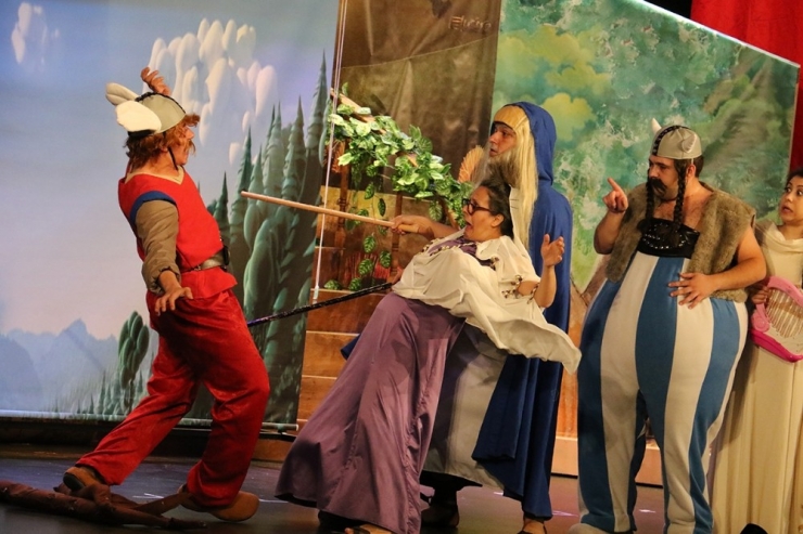 Minikler Asteriks Ve Oburiks Oyunuyla Eğlendi