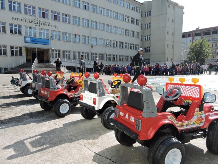 Rize Polisinden Çocuklara Akülü Araçla Trafik Eğitimi