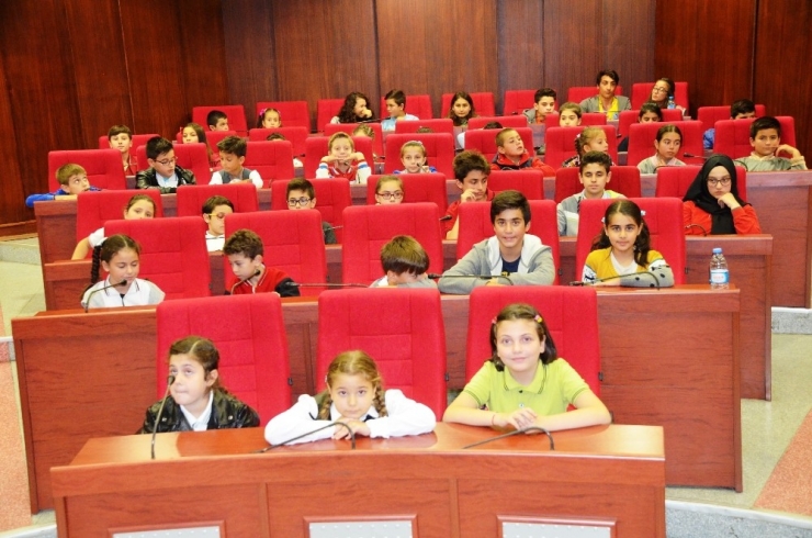 İzmit Belediyesi Meclisi Çocuklar İçin Açıldı
