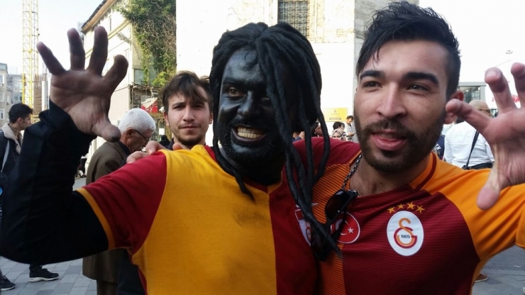 Galatasaraylı Taraftarların Gomis Sevgisi