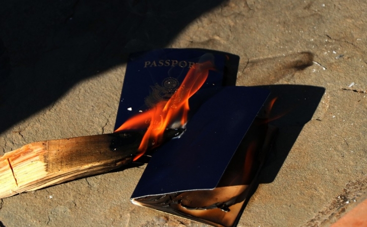 Abd’ye Kızdı, Çocuklarının Pasaportlarını Yaktı