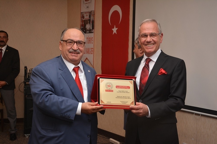 Başkan Acar, Yılın En Başarılı Belediye Başkanı Ödülünü Aldı