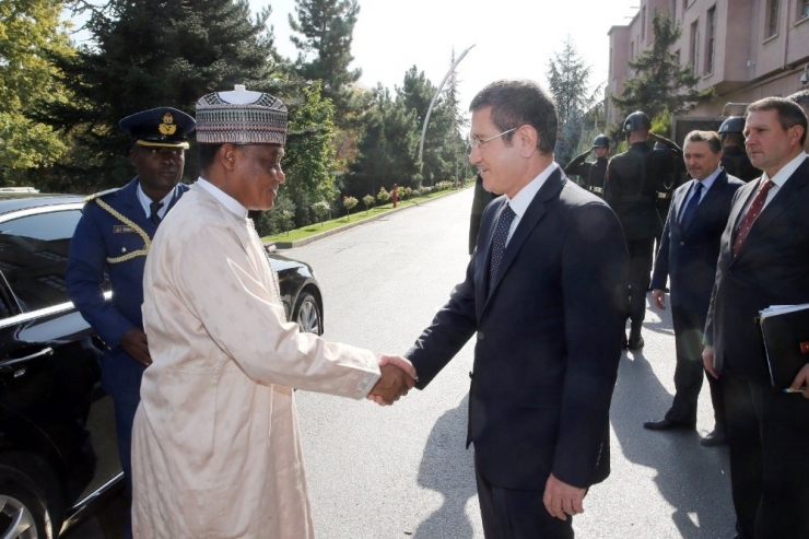 Bakan Canikli, Nijerya Savunma Bakanı Ali İle Bir Araya Geldi