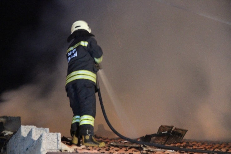 Metruk Binada Çıkan Yangın 1 Saatte Kontrol Altına Alındı