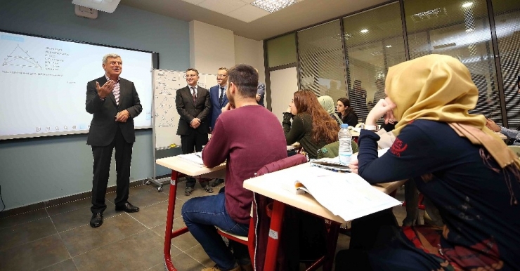 Başkan Karaosmanoğlu, Akademi Lisesi’ni Ziyaret Etti