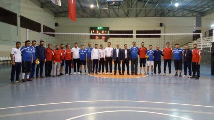 Besni’de Öğretmenler Günü Voleybol Turnuvası Başladı