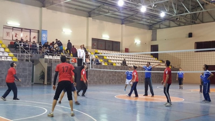 Besni’de Öğretmenler Günü Voleybol Turnuvası Başladı