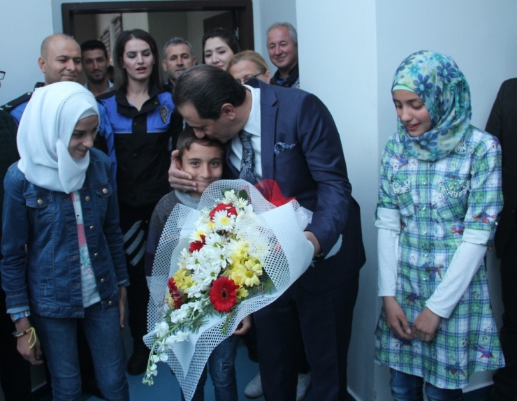 Suriyeli Çocuklardan Emniyet Müdürüne "Adana Köprü Başı" Türküsü Sürprizi
