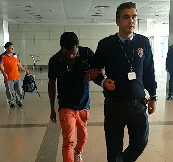 Türkiye’ye Giremeyen Yolcu Havalimanı Tuvaletinde Kendine Zarar Verdi