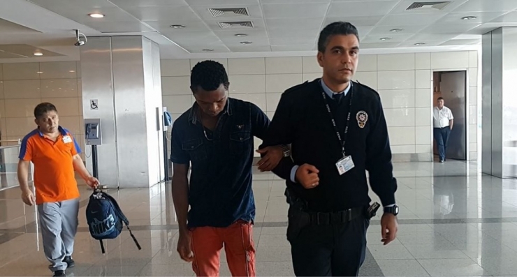 Türkiye’ye Giremeyen Yolcu Havalimanı Tuvaletinde Kendine Zarar Verdi
