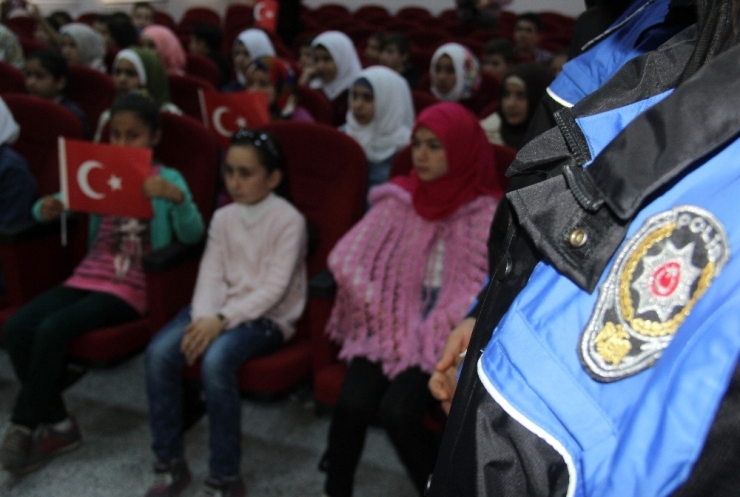 Suriyeli Çocuklardan Emniyet Müdürüne "Adana Köprü Başı" Türküsü Sürprizi