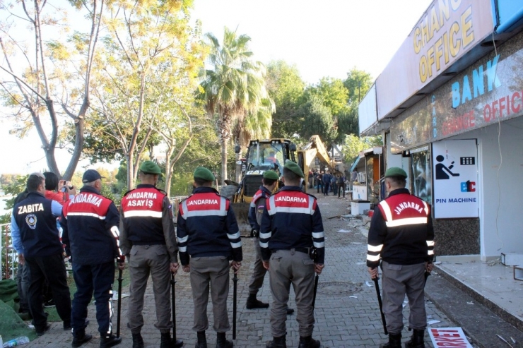 Kaçak Yapı Yıkımında Zabıtanın Türk Bayrağı Hassasiyeti