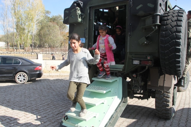 Köy Çocukları İlk Defa Zırhlı Askeri Araca Bindi
