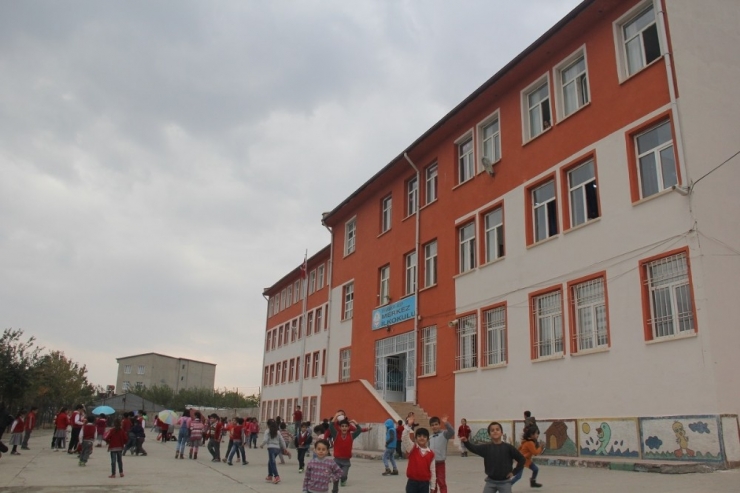 Kulp Belediyesi İlköğretim Okulu Binasını Yeniledi