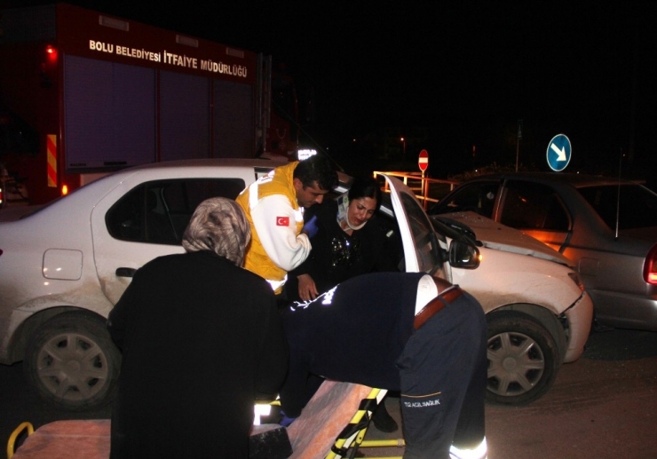 Bolu’da İki Otomobil Çarpıştı: 2 Yaralı