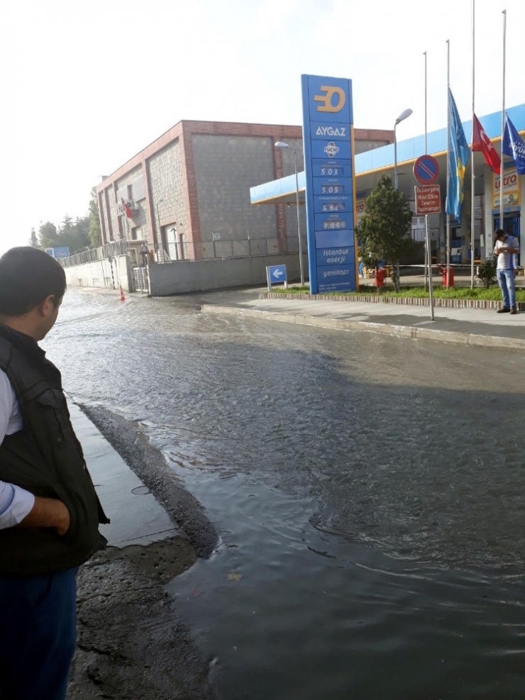Fatih’te Patlayan Su Borusu Caddeyi Göle Çevirdi