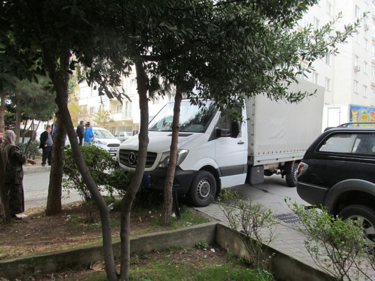 Yabancı Plakalı Kamyonetle Servis Minibüsü Çarpıştı:1 Yaralı