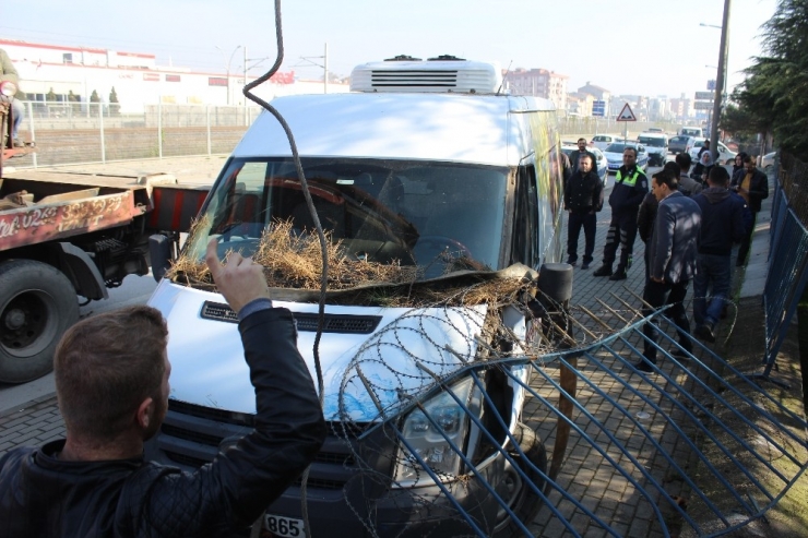 Kaza Yapan Minibüs Jandarma Bahçesine Uçtu: 1 Yaralı