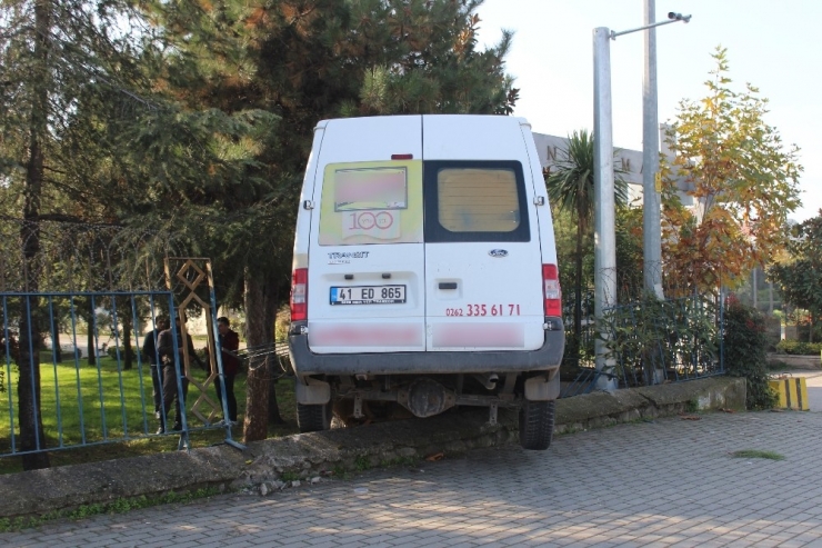 Kaza Yapan Minibüs Jandarma Bahçesine Uçtu: 1 Yaralı