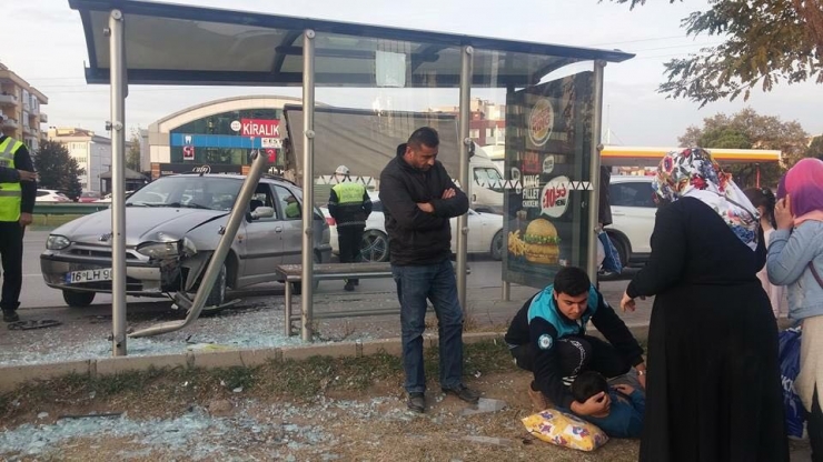 Bursa’da Otomobil Otobüs Durağına Daldı: 2 Yaralı