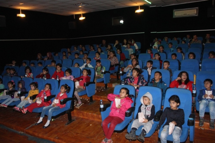 Köy Okulu Öğrencileri İlk Defa Sinema Heyecanı Yaşadı