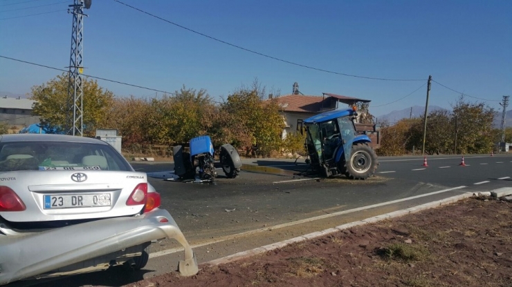 Traktör Kazada İkiye Bölündü: 3 Yaralı