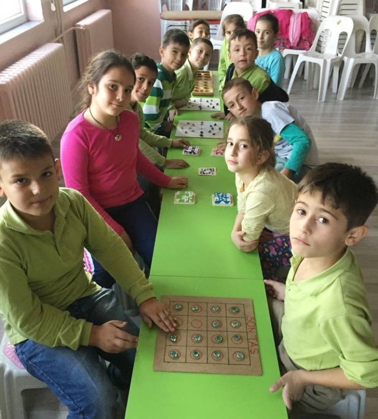 İlkokul Öğrencilerine ‘Zeka Oyunları Kursu’